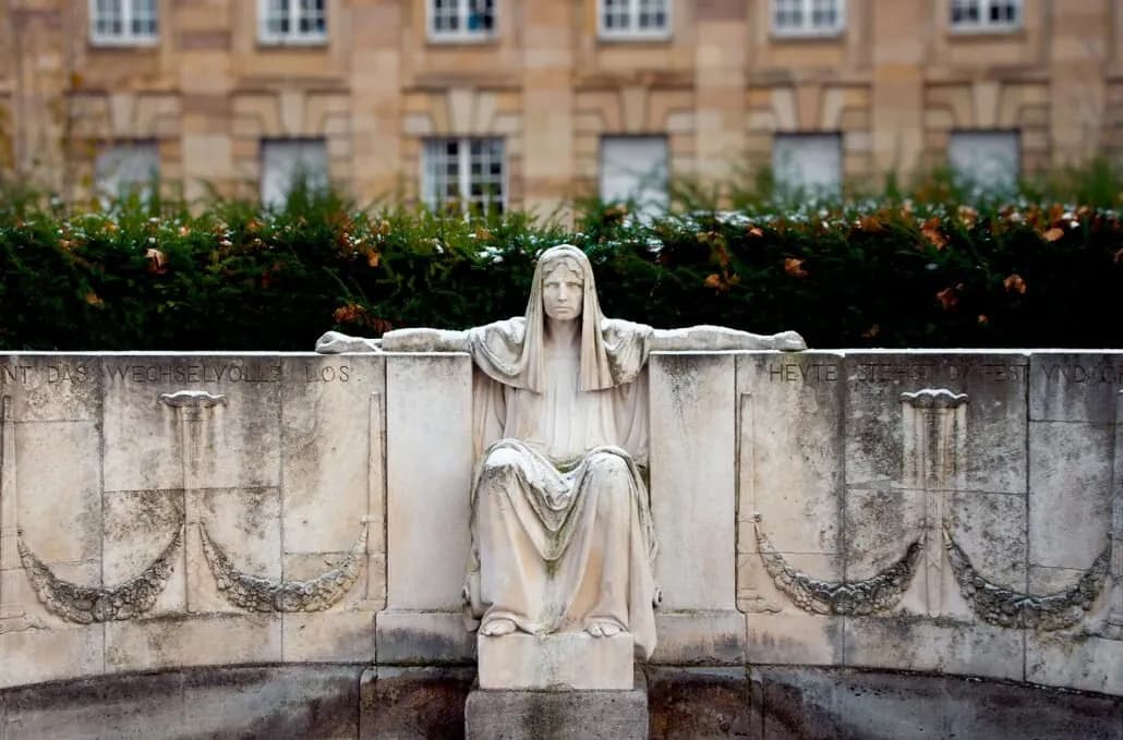 Jak literatura antyczna przedstawia tragizm ludzkiego losu w tragediach Jak literatura antyczna przedstawia tragizm ludzkiego losu w tragediach