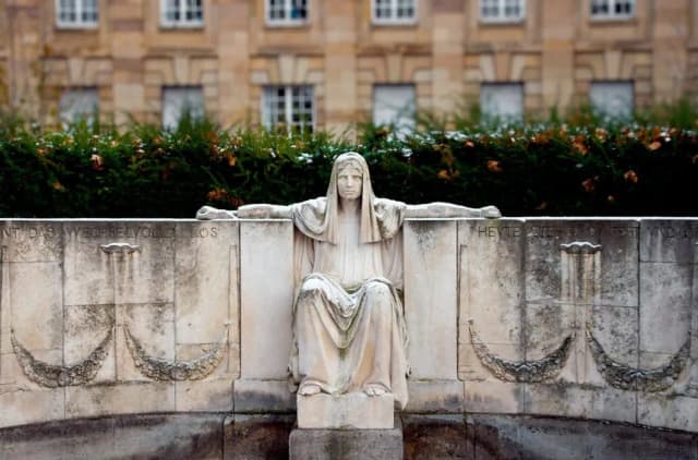 Jak literatura antyczna przedstawia tragizm ludzkiego losu w tragediach Jak literatura antyczna przedstawia tragizm ludzkiego losu w tragediach